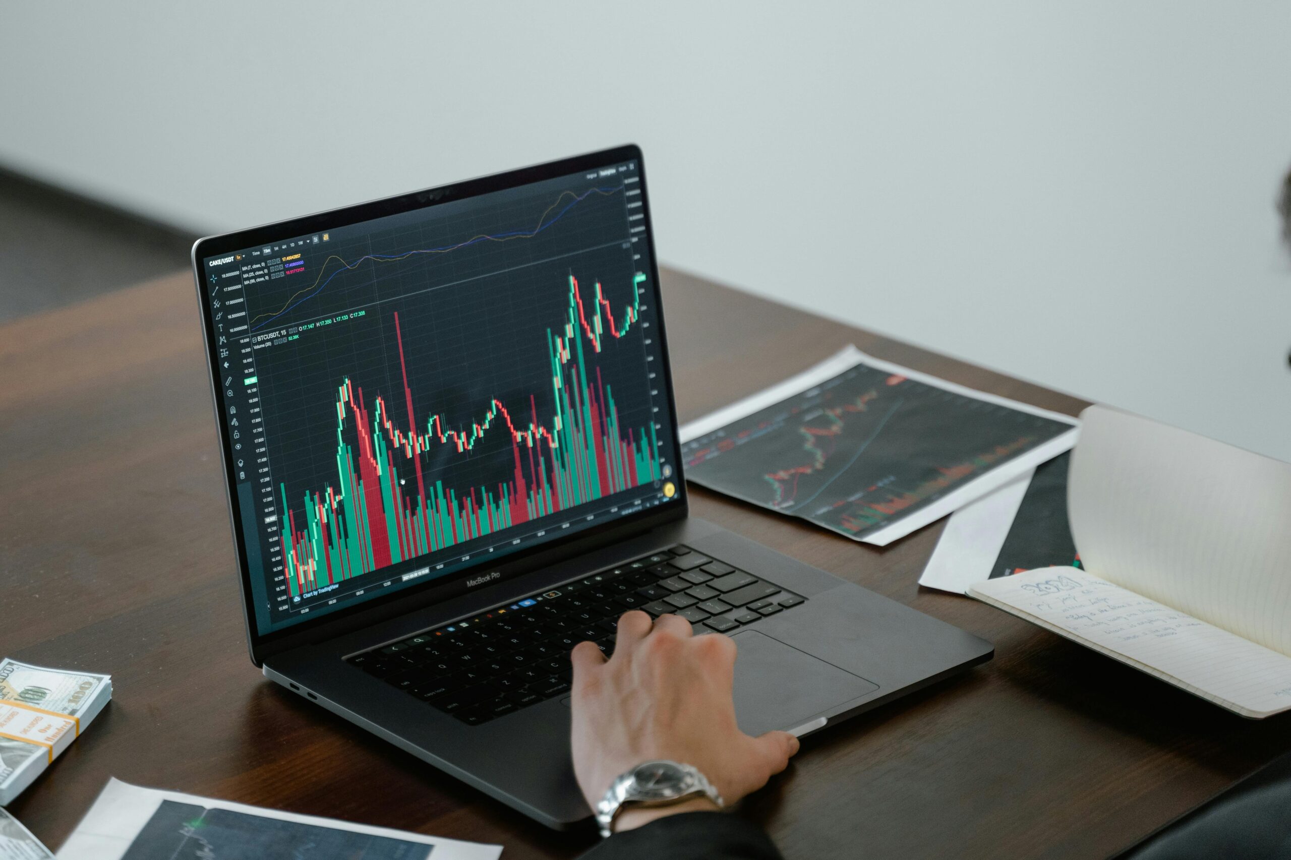 Аналитика продаж на ноутбуке с графиками и прогнозом данных